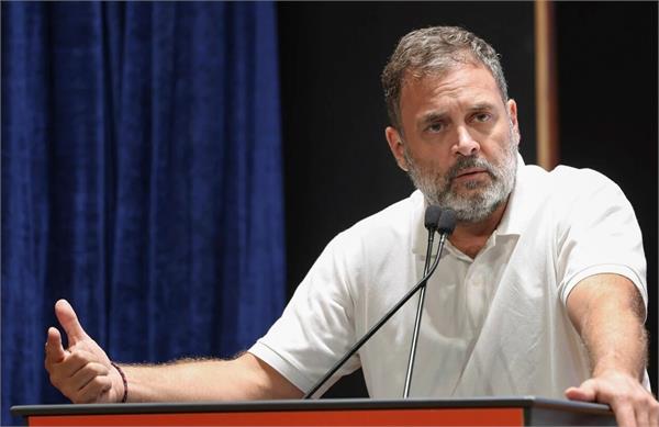 rahul targets central government in colombia  india cannot lead the world