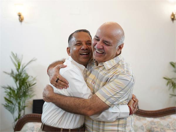 rajinder gupta  aap  manish sisodia