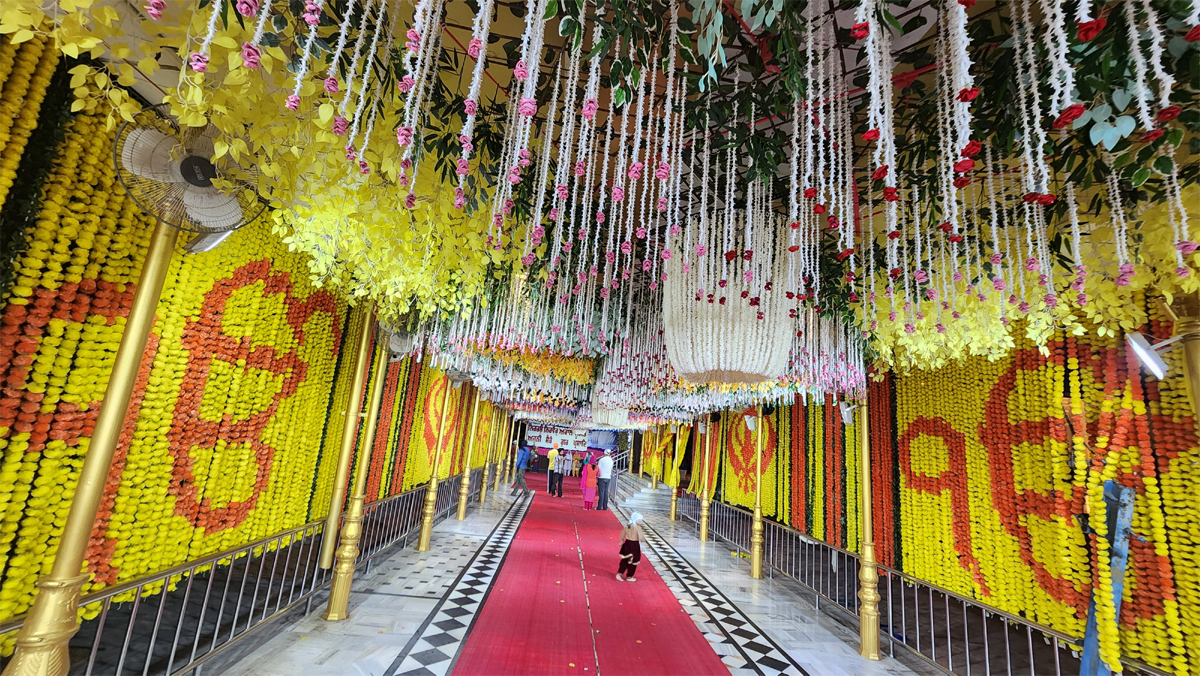 ਸ੍ਰੀ ਗੁਰੂ ਨਾਨਕ ਦੇਵ ਜੀ ਦੇ ਗੁਰਪੁਰਬ ਮੌਕੇ ਰੰਗ-ਬਿਰੰਗੀਆਂ ਰੌਸ਼ਨੀਆਂ ਤੇ ਵਿਦੇਸ਼ੀ ਫੁੱਲਾਂ ਨਾਲ ਸਜਿਆ ਗੁ. ਸ੍ਰੀ ਬੇਰ ਸਾਹਿਬ