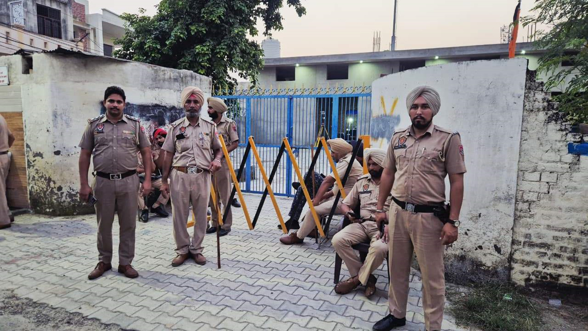 ਪੁਲਸ ਛਾਉਣੀ ’ਚ ਤਬਦੀਲ ਹੋਇਆ ਇਹ ਪਿੰਡ, ਮਾਹੌਲ ਬਣਿਆ ਤਣਾਅਪੂਰਨ, ਨਿਹੰਗ ਸਿੰਘਾਂ ਨੇ...