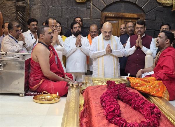 amit shah offered prayers at the sai baba temple in shirdi