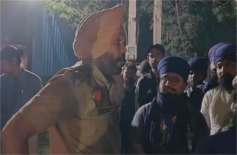 ਜਲੰਧਰ ''ਚ ਥਾਣੇ ਬਾਹਰ ਨਿਹੰਗ ਸਿੰਘਾਂ ਦਾ ਹੰਗਾਮਾ! SHO ਵੀ ਭੜਕੇ, ਪੂਰਾ ਮਾਮਲਾ ਕਰੇਗਾ ਹੈਰਾਨ