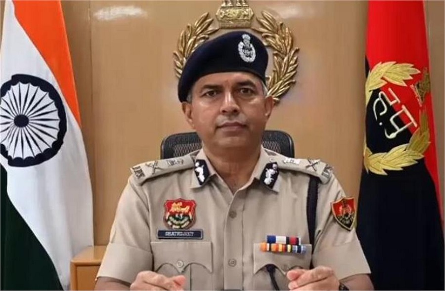 ਪਹਿਲੀ ਵਾਰ DGP ਖ਼ਿਲਾਫ਼ FIR ਦਰਜ: ਸਾਬਕਾ CM, SP, 2 ਸਾਬਕਾ DGP ਸਣੇ 13 ''ਤੇ ਡਿੱਗੀ ਗਾਜ਼