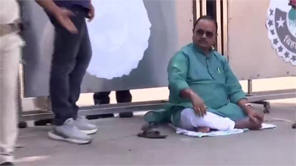 nitish kumar  house dharna  ticket demand