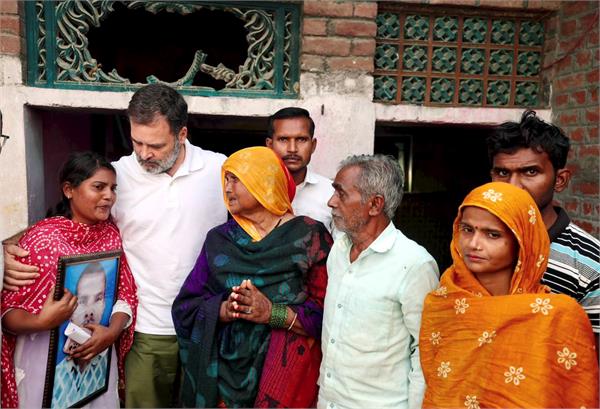 rahul gandhi meets hariyom valmiki  s family