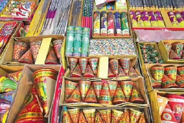 case registered against 2 shopkeepers for selling crackers without permission