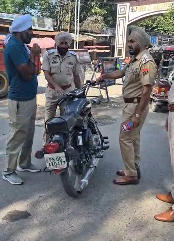 ਟਰੈਫਿਕ ਪੁਲਸ ਨੇ ਲਗਾਏ ਵਿਸ਼ੇਸ਼ ਨਾਕੇ, ਬੁਲੇਟ ਚਾਲਕ ਨੂੰ 5000 ਦਾ ਚਲਾਨ ਕੱਟ ਕੇ ਹੱਥ ''ਚ ਫੜਾਇਆ