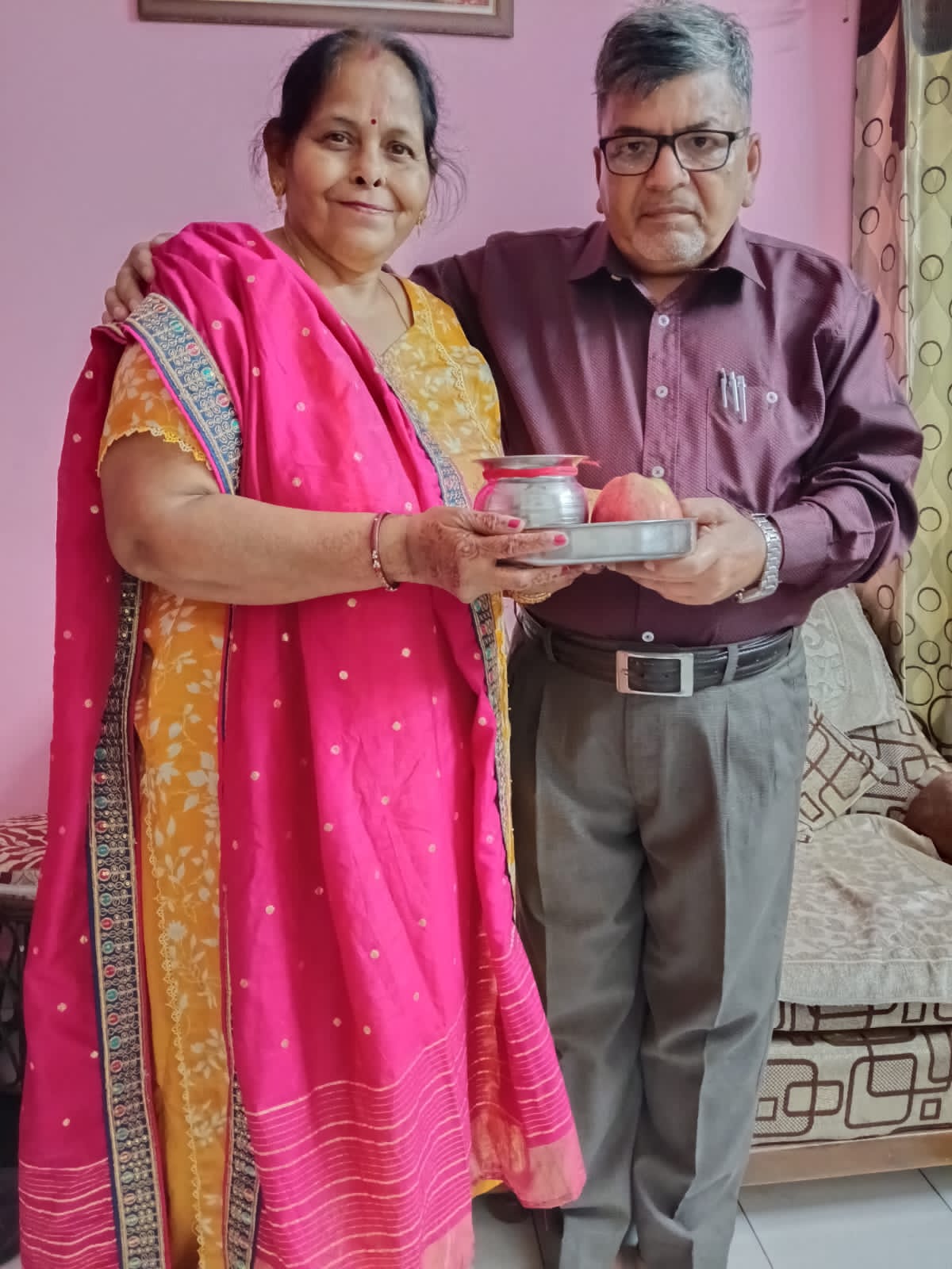 ਪਤੀ ਵੀ ਕਰਵਾਚੌਥ ''ਤੇ ਪਤਨੀਆਂ ਲਈ ਰੱਖ ਰਹੇ ਵਰਤ, ਕਰ ਰਹੇ ਪਿਆਰ ਦਾ ਇਜ਼ਹਾਰ (ਤਸਵੀਰਾਂ)
