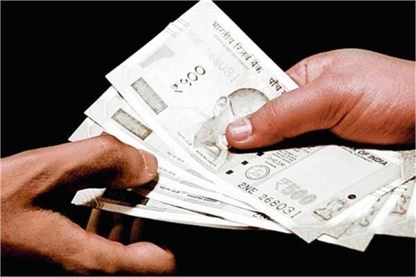 sbi field officer caught taking bribe of rs 10 000