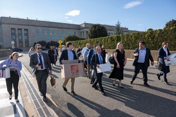 journalists leave pentagon in protest of new reporting restrictions