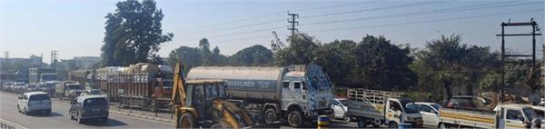 long traffic jam due to firecracker market at pathankot chowk