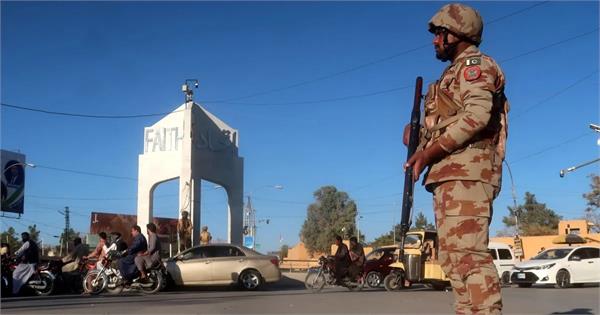 police  paramilitary stations attacked in pak