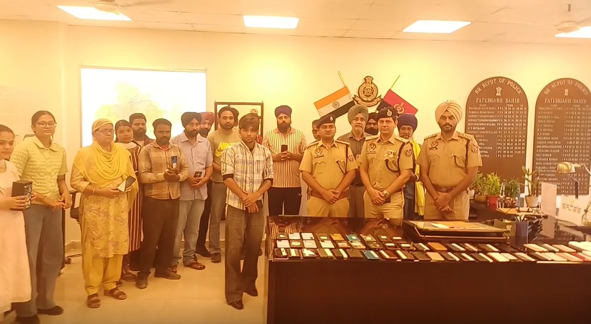 ਫ਼ਤਹਿਗੜ੍ਹ ਸਾਹਿਬ ਦੀ ਪੁਲਸ ਵੱਲੋਂ ਚੋਰੀ ਹੋਏ 100 ਦੇ ਕਰੀਬ ਮੋਬਾਈਲ ਲੋਕਾਂ ਨੂੰ ਸੌਂਪੇ ਗਏ