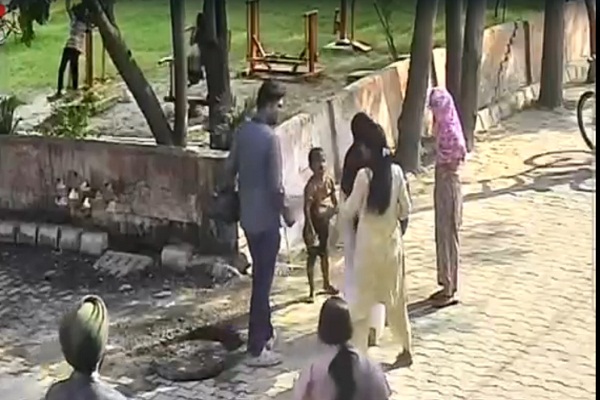 PUNJAB : ਦੇਖਦੇ ਹੀ ਦੇਖਦੇ ਗਟਰ ''ਚ ਡਿੱਗਿਆ, ਪੈ ਗਿਆ ਰੌਲਾ, ਵੀਡੀਓ ਦੇਖ ਨਿਕਲੇਗਾ ਤ੍ਰਾਹ
