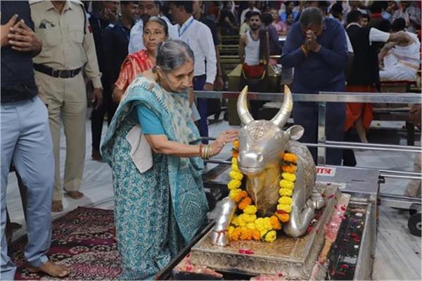 pm modi  s wife jashodaben reaches mahakal temple