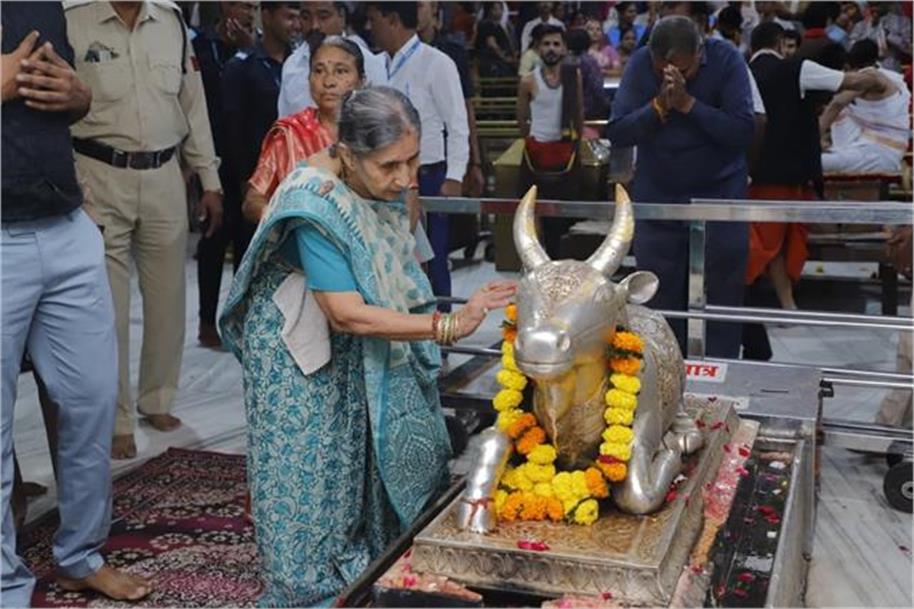 ਮਹਾਕਾਲ ਮੰਦਰ ਪੁੱਜੀ PM ਮੋਦੀ ਦੀ ਪਤਨੀ ਜਸ਼ੋਦਾ ਬੇਨ, ਨੰਦੀ ਹਾਲ ''ਚ ਕੀਤੀ ਪੂਜਾ