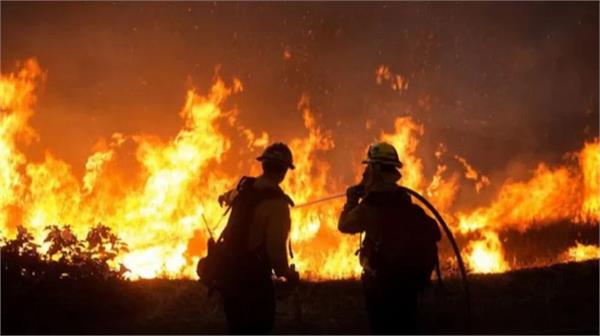 fire breaks out in plastic factory in district