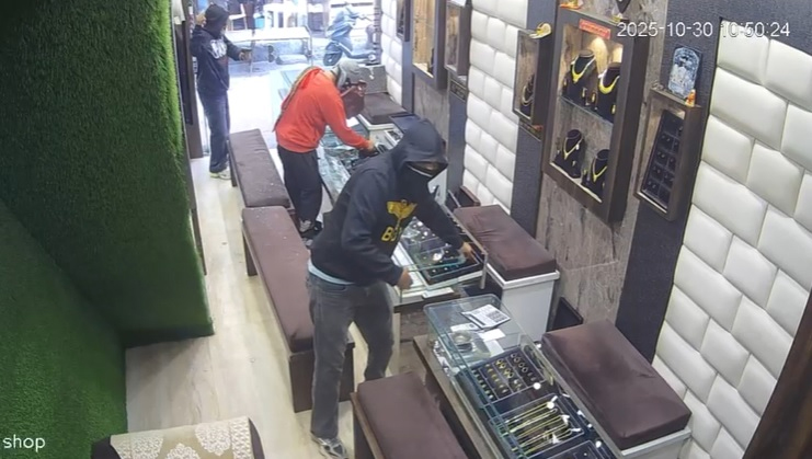 ਜਲੰਧਰ 'ਚ ਸੁਨਿਆਰੇ ਦੀ ਦੁਕਾਨ 'ਤੇ ਹੋਈ ਡਕੈਤੀ ਮਾਮਲੇ 'ਚ ਨਵਾਂ ਮੋੜ! ਮੁਲਜ਼ਮਾਂ ਦੀ ਹੋਈ ਪਛਾਣ