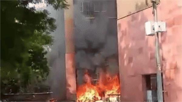 delhi mp housing complex fire