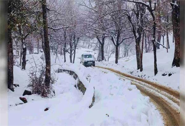 kashmir  s high altitude areas receive the season  s first snowfall