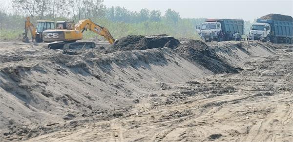 illegal mining taking place in the ravi river