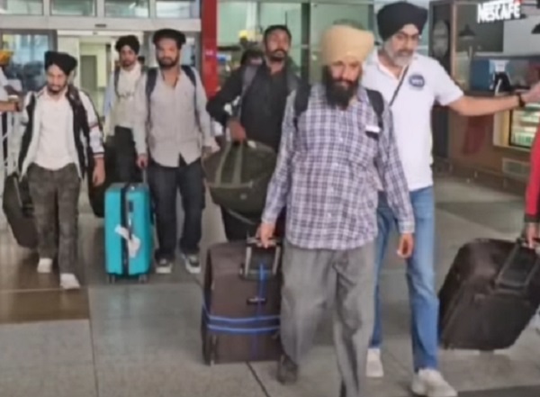 ਧੋਖੇਬਾਜ਼ ਏਜੰਟਾਂ ਨੇ ਤਜ਼ਾਕਿਸਤਾਨ ''ਚ ਫਸਾ ਦਿੱਤੇ ਪੰਜਾਬੀ ਮੁੰਡੇ! ਵੀਡੀਓ ਭੇਜ ਮੰਗੀ ਮਦਦ; ਹੋਈ ਘਰ ਵਾਪਸੀ