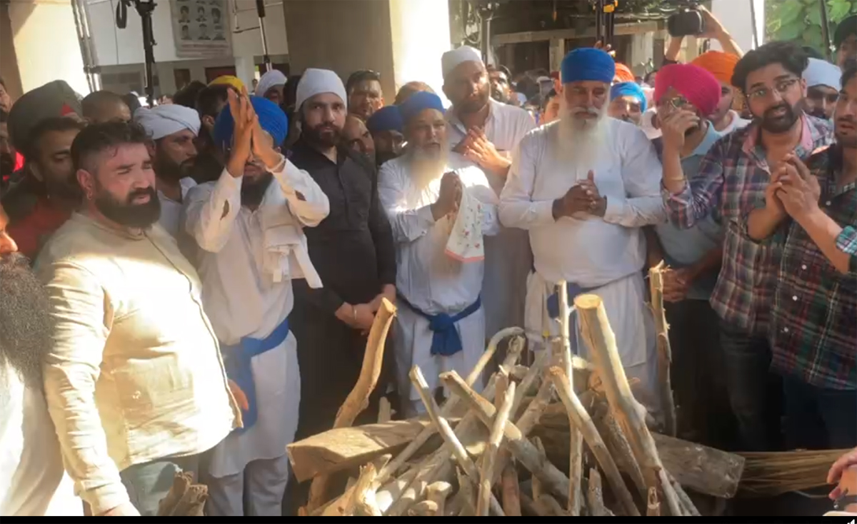 ਪੰਜ ਤੱਤਾਂ ''ਚ ਵਿਲੀਨ ਹੋਏ ਬਾਡੀ ਬਿਲਡਰ ਤੇ ਅਦਾਕਾਰ ਵਰਿੰਦਰ ਸਿੰਘ ਘੁੰਮਣ, ਪਰਿਵਾਰ ਦਾ ਰੋ -ਰੋ ਹੋਇਆ ਬੁਰਾ ਹਾਲ - bodybuilder and actor varinder ghuman cremation-mobile