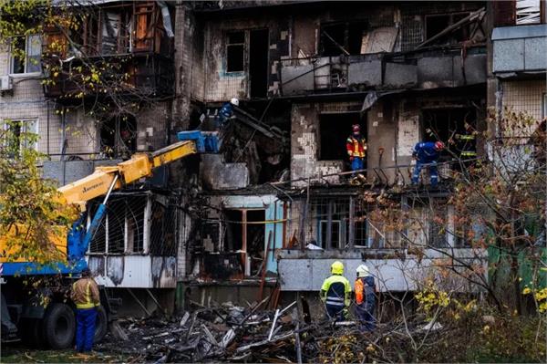 russia launches drone strikes on kyiv  killing three people