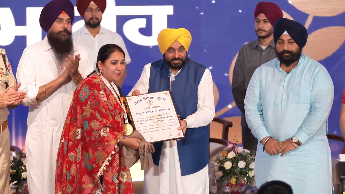 ਪੰਜਾਬ ਦੇ 71 ਅਧਿਆਪਕਾਂ ਨੂੰ CM ਭਗਵੰਤ ਮਾਨ ਨੇ ਕੀਤਾ ਸਨਮਾਨਤ, ਨਾਲ ਹੀ ਕਰ 'ਤਾ ਵੱਡਾ ਐਲਾਨ