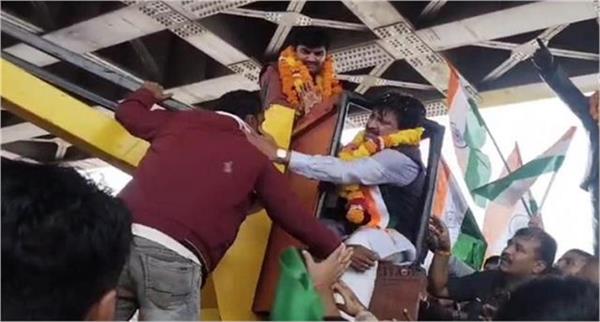 bjp  mp  crane operator  slap