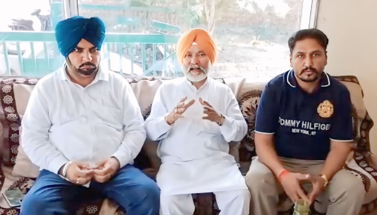 ਕਾਂਗਰਸੀ ਆਗੂ ਨੇ ਪੇਸ਼ ਕੀਤੀ ਇਮਾਨਦਾਰੀ ਦੀ ਮਿਸਾਲ, ਗਲਤੀ ਨਾਲ ਖਾਤੇ ‘ਚ ਆਏ ਇਕ ਲੱਖ ਰੁਪਏ ਕੀਤੇ ਵਾਪਸ