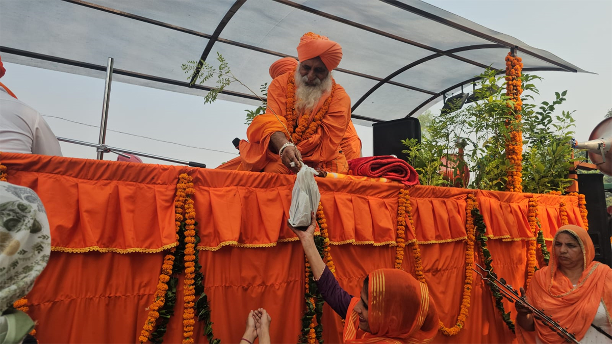 ਸ੍ਰੀ ਗੁਰੂ ਨਾਨਕ ਦੇਵ ਜੀ ਦੇ ਪ੍ਰਕਾਸ਼ ਪੁਰਬ ਨੂੰ ਸਮਰਪਿਤ ਪਹਿਲਾ ਨਗਰ ਕੀਰਤਨ, ਪ੍ਰਸਾਦ ਦੇ ਰੂਪ 'ਚ ਵੰਡੇ 3500 ਬੂਟੇ