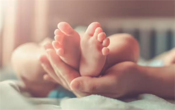 couple leaving newborn baby passenger bus