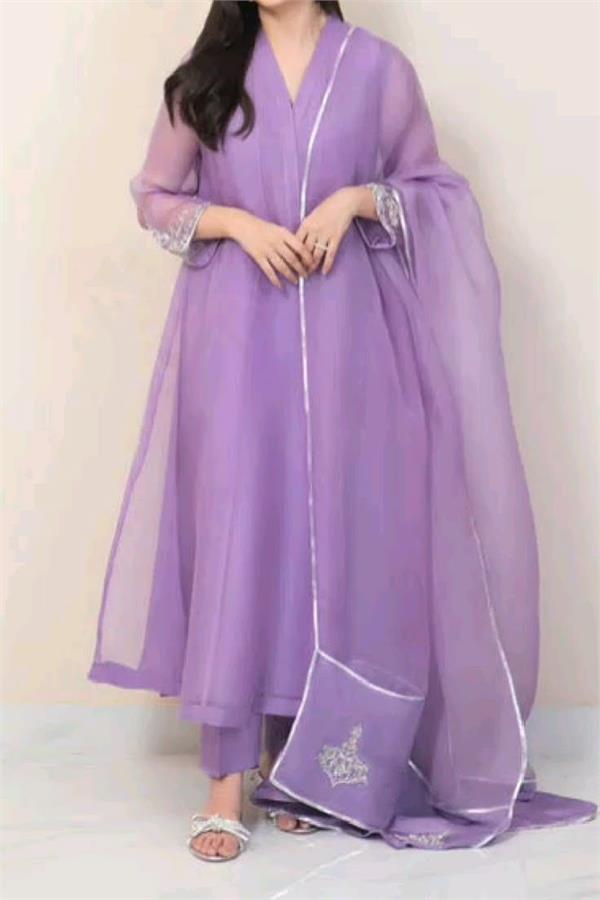 lavender color suit craze grows among young women