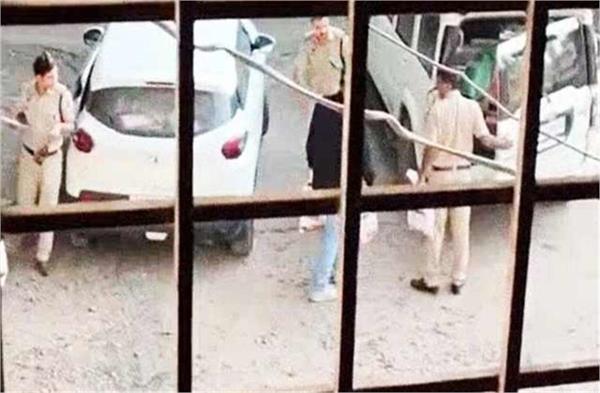 video of policemen distributing liquor goes viral  sho suspended