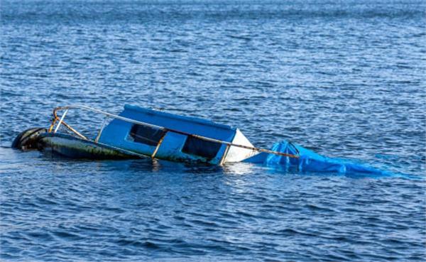 a boat carrying 10 chinese people capsized