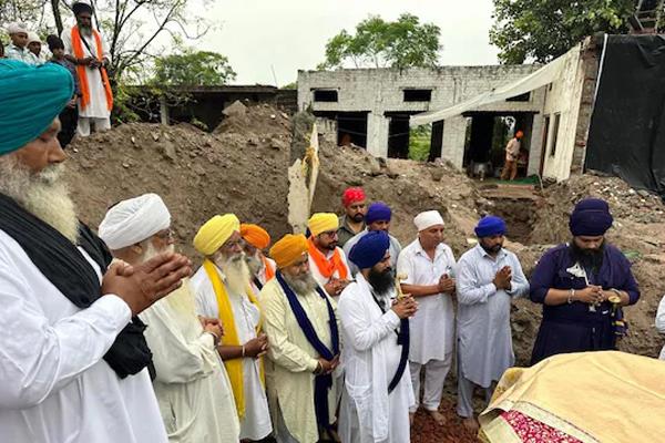 jathedar gargajj laid the foundation stone of the new building of gurdwara sahib