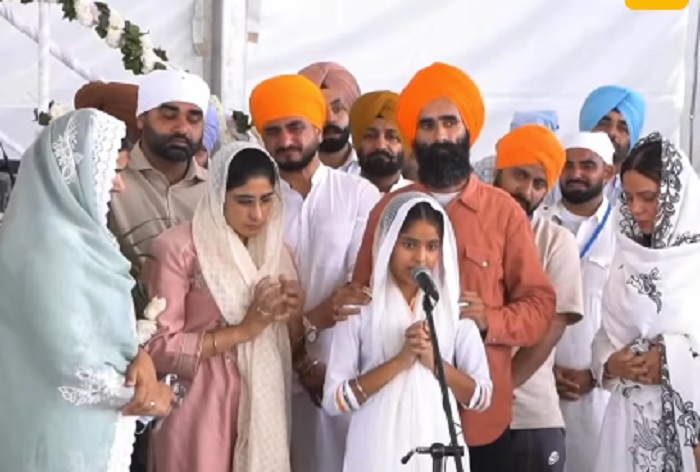 ਰਾਜਵੀਰ ਜਵੰਦਾ ਦੀ ਅੰਤਿਮ ਅਰਦਾਸ ਮੌਕੇ ਧੀ ਅਮਾਨਤ ਕੌਰ ਦੇ ਭਾਵੁਕ ਬੋਲ- ''ਪਾਪਾ ਹਮੇਸ਼ਾ ਕਹਿੰਦੇ ਸੀ...''