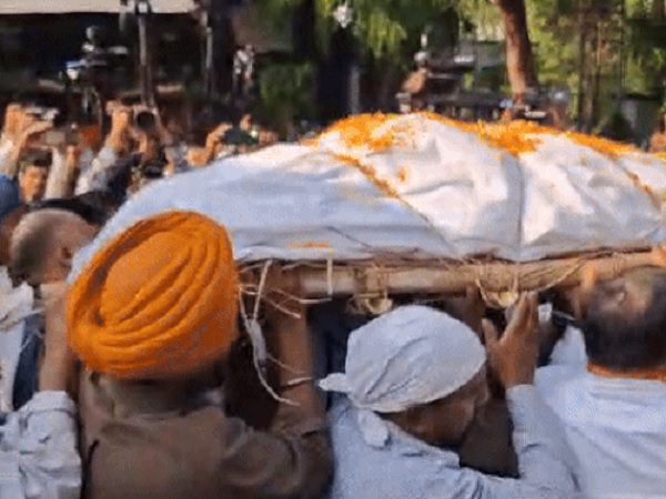 IPS ਪੂਰਨ ਕੁਮਾਰ ਦੀ ਕੱਢੀ ਗਈ ਅੰਤਿਮ ਯਾਤਰਾ, ਕੁਝ ਹੀ ਦੇਰ ''ਚ ਹੋਵੇਗਾ ਸਸਕਾਰ
