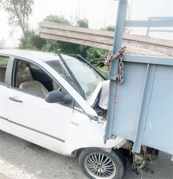 car hits tractor trolley