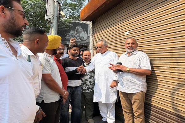 shopkeepers received a memorable gift on the occasion of dussehra