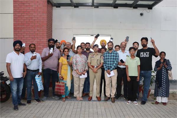 jalandhar police traced 30 lost mobile phones and returned them to their owners