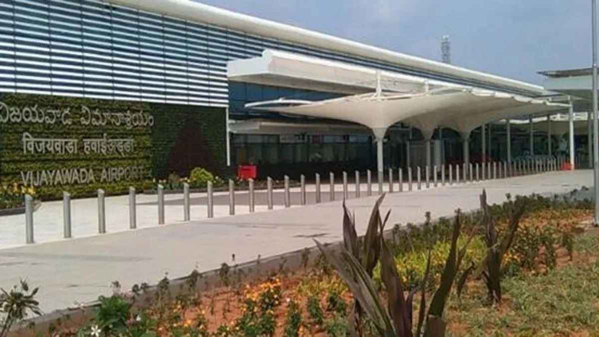 ਏਅਰਪੋਰਟ ਦੇ ਟਰਮੀਨਲ ''ਤੇ ਲੱਗ ਗਈ ਅੱਗ ! 5-10 ਮਿੰਟਾਂ ''ਚ ਹੀ...