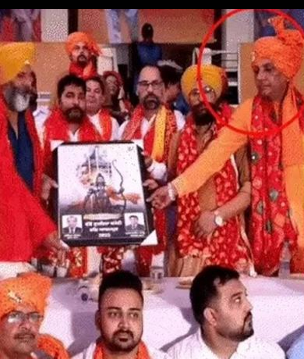 ਜਲੰਧਰ ''ਚ ਦੁਸਹਿਰੇ ਮੌਕੇ ਪੁਲਸ ਨਾਲ ਹੀ ਘੁੰਮਦਾ ਰਿਹਾ ''ਜੂਆ ਡਕੈਤੀ'' ਦਾ ਮੁਲਜ਼ਮ, ਤਸਵੀਰਾਂ ਹੋਈਆਂ ਵਾਇਰਲ