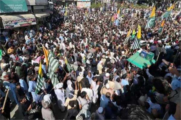 pok protesters take 250 pakistani army and police personnel hostage