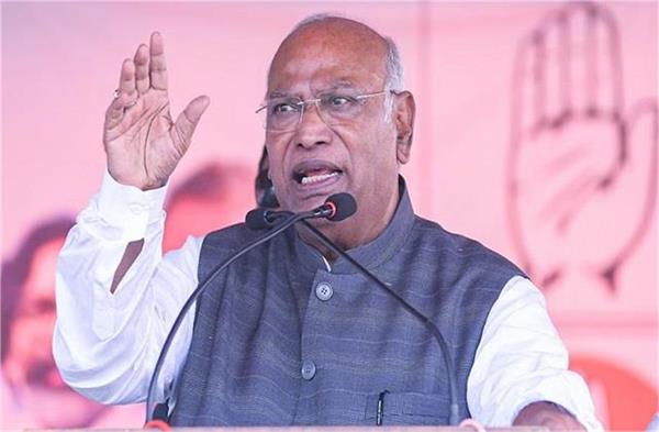 kharge condemned the attempt to throw shoes at the chief justice