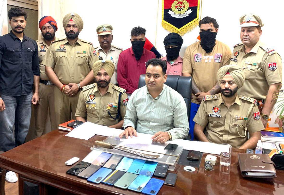 ਹਥਿਆਰਾਂ ਦੀ ਨੋਕ ’ਤੇ ਲੋਕਾਂ ਨੂੰ ਲੁੱਟਣ ਵਾਲੇ ਗਿਰੋਹ ਦੇ 2 ਮੈਂਬਰ ਗ੍ਰਿਫਤਾਰ, ਤੀਜਾ ਫਰਾਰ