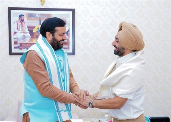ਗਾਇਕ ਸਤਿੰਦਰ ਸਰਤਾਜ ਨੇ ਹਰਿਆਣਾ ਦੇ CM ਨਾਲ ਕੀਤੀ ਮੁਲਾਕਾਤ, ‘ਹਿੰਦ ਦੀ ਚਾਦਰ’ ਗੀਤ ਨਾਲ ਬੰਨ੍ਹਿਆ ਰੰਗ