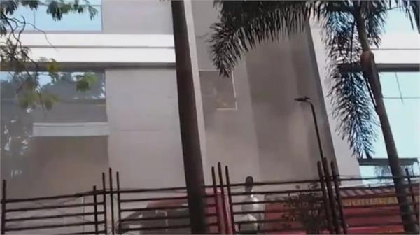 fire breaks out in multi storey commercial building in mumbai