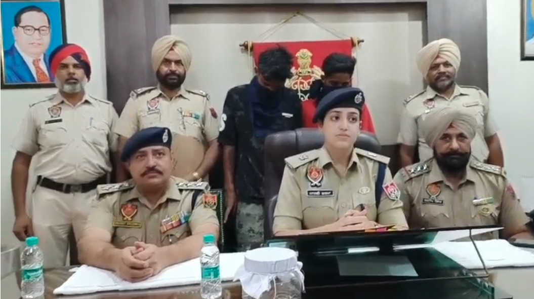 ਹਥਿਆਰਾਂ ਦੀ ਨੌਕ ''ਤੇ ਲੁੱਟਖੋਹ ਕਰਨ ਵਾਲੇ ਦੋ ਮੁਲਜ਼ਮ ਗ੍ਰਿਫ਼ਤਾਰ